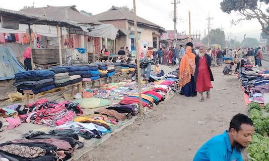 শীতে লালমনিরহাটে জমজমাট পুরোনো পোশাক বিক্রি