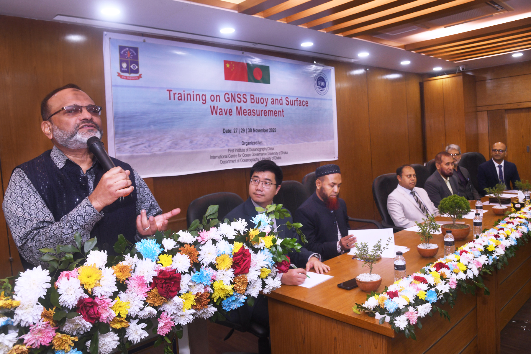 ঢাকা বিশ্ববিদ্যালয়ে প্রশিক্ষণ কর্মশালার সনদপত্র বিতরণ