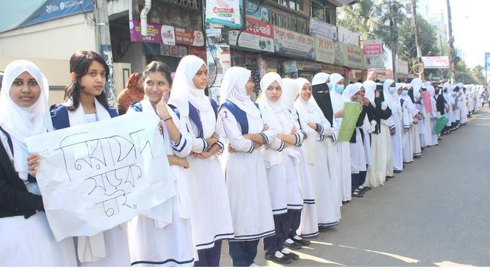 সড়ক দুর্ঘটনা রোধে সিলেটে শতাধিক শিক্ষার্থীর মানববন্ধন