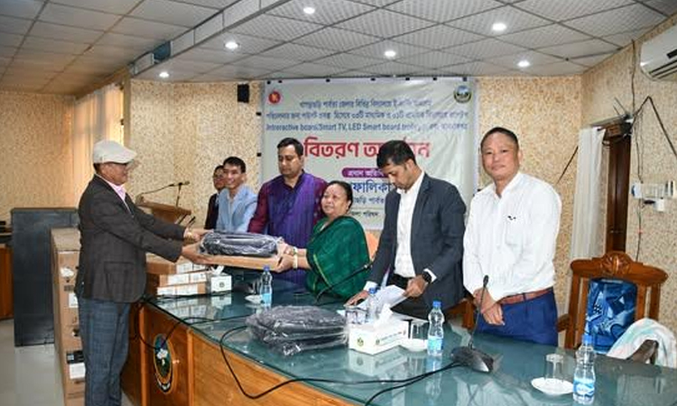 খাগড়াছড়িতে ই-লার্নিং পরিচালনায় উপকরণ বিতরণ