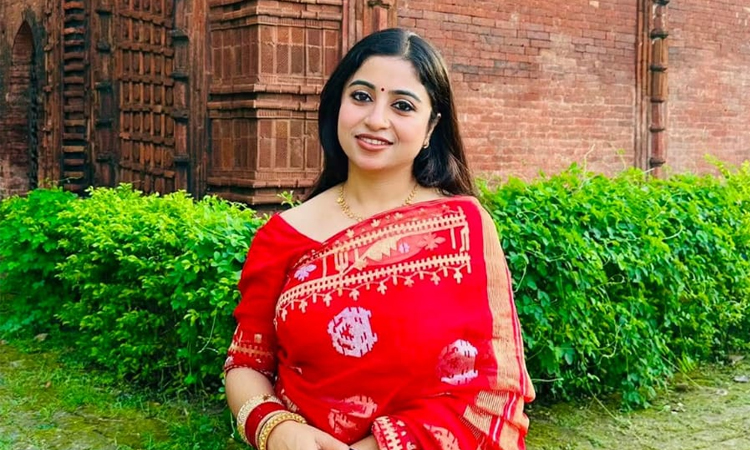 ঘরোয়া টোটকা থেকে শত মানুষের কর্মসংস্থান : গৃহবধূ রাখির সাফল্যের বিস্ময়যাত্রা