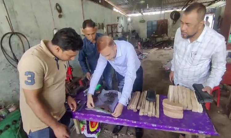 লক্ষ্মীপুরে অস্ত্র কারখানার সন্ধান, বিপুল পরিমাণ অস্ত্র তৈরির সরঞ্জাম উদ্ধার