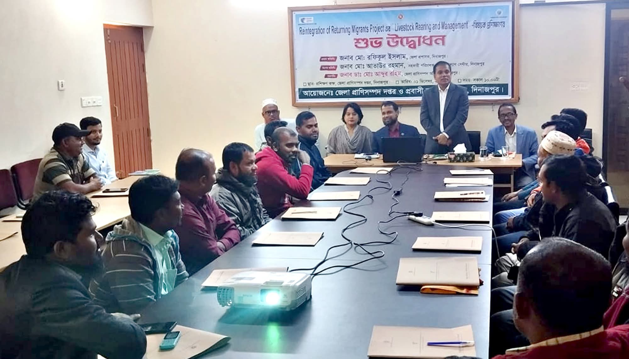 দিনাজপুরে বিদেশ ফেরত ব্যক্তিদের পশু পালন প্রশিক্ষণের উদ্বোধন
