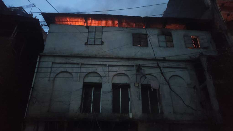রাজধানীর চকবাজারে একটি বাড়িতে অগ্নিকাণ্ড