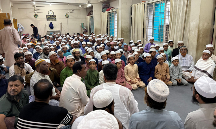 খালেদা জিয়ার সুস্থতা কামনায় ‘আমরা বিএনপি পরিবার’-এর দোয়া ও খাবার বিতরণ