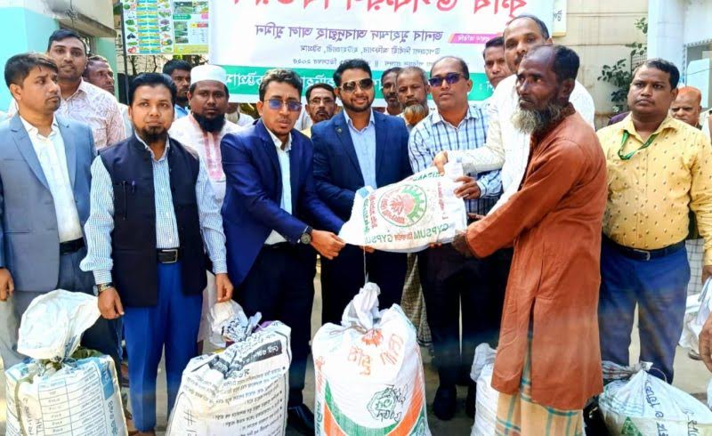 হাটহাজারীতে ৫০০ কৃষকের মাঝে বিনামূল্যে বীজ ও সার বিতরণ 