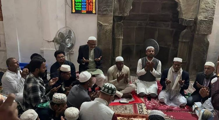 বেগম খালেদা জিয়ার সুস্থতা কামনায় ষাট গম্বুজ মসজিদে দোয়া মাহফিল