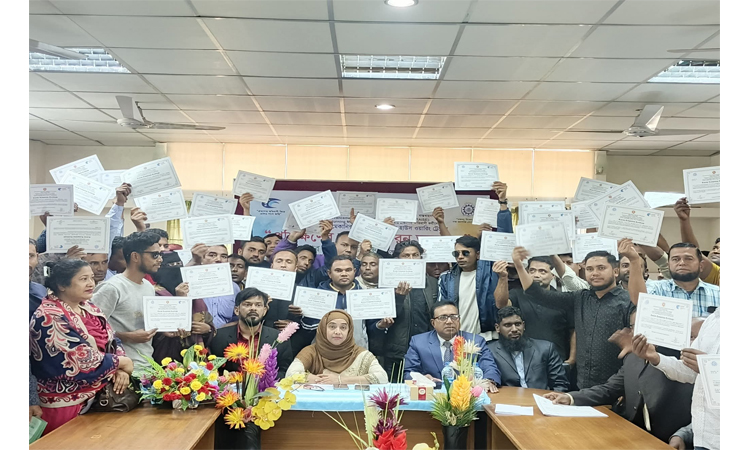 রাজবাড়ীতে টিটিসি প্রত্যাগত অভিবাসীদের সনদ প্রদান