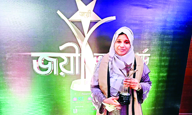 নীলফামারীর রাজিয়া : শূন্য থেকে দাঁড়িয়ে নয় দেশে পণ্য পাঠানো এক অনুপ্রেরণার গল্প