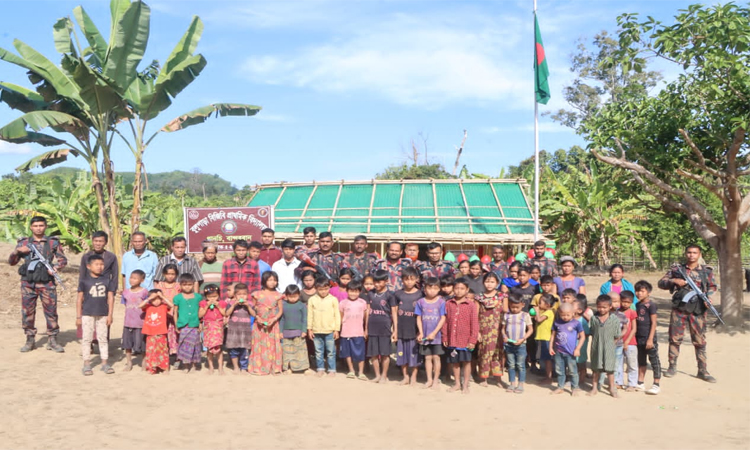 বান্দরবানের বুলুপাড়ায় প্রাথমিক বিদ্যালয় উদ্বোধন ও শিক্ষা উপকরণ বিতরণ