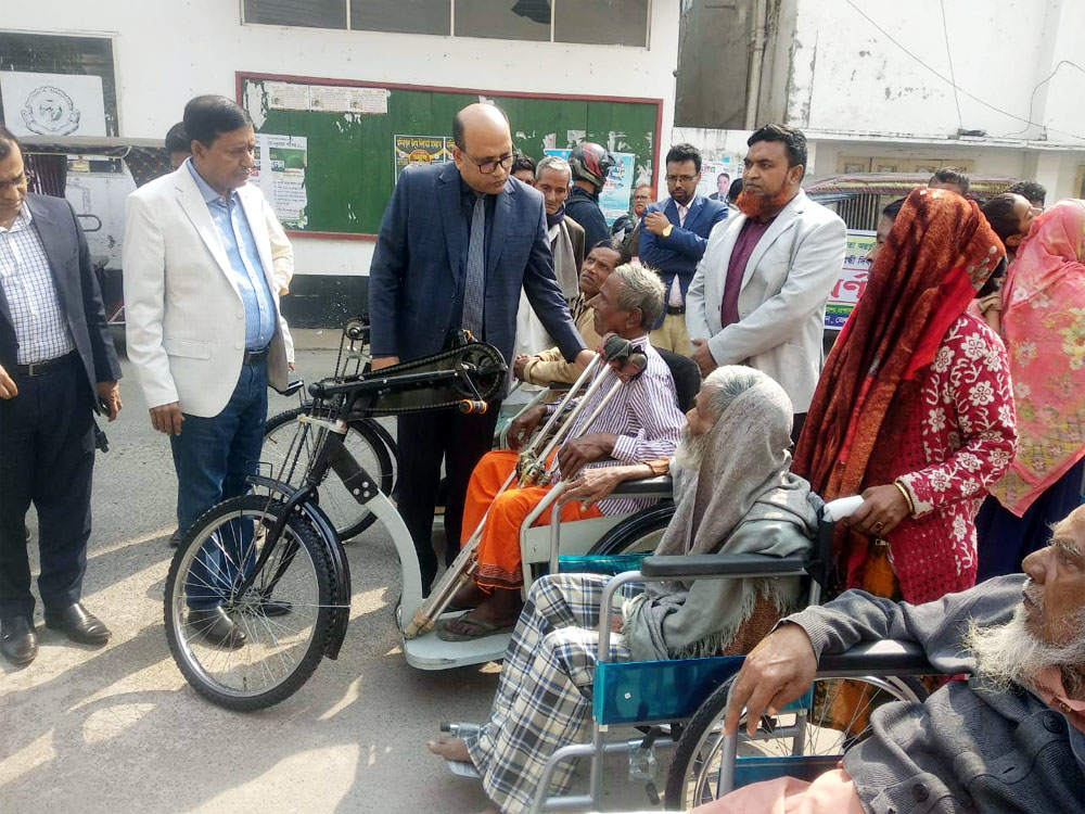 গোপালগঞ্জে হুইল চেয়ার ও সহায়ক উপকরণ বিতরণ