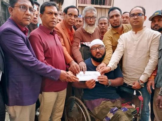 নওগাঁয় সাবেক ছাত্রনেতা রাজুকে অর্থ সহায়তা দিলেন তারেক রহমান