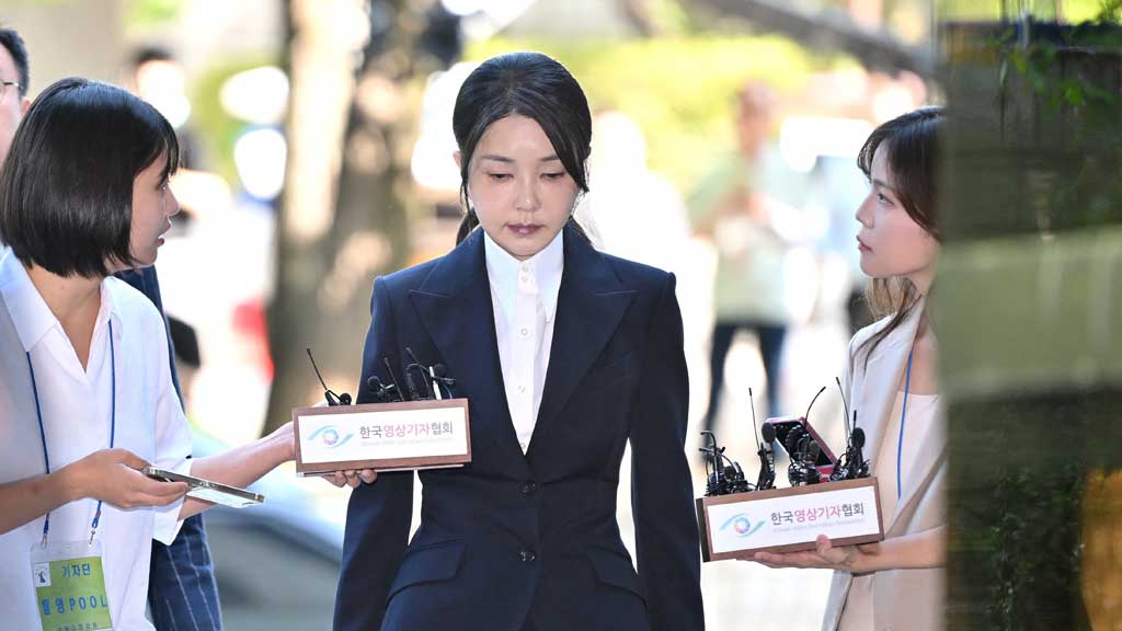 দক্ষিণ কোরিয়ার সাবেক ফার্স্ট লেডির ১৫ বছরের সাজা দাবি