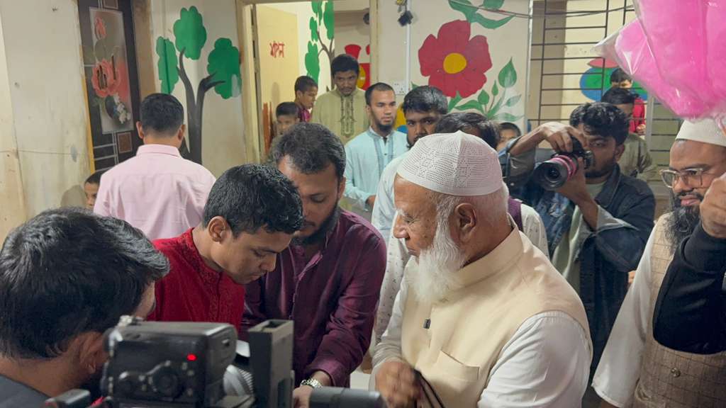 প্রতিবন্ধী স্কুল পরিদর্শন করেছেন জামায়াতের আমির 