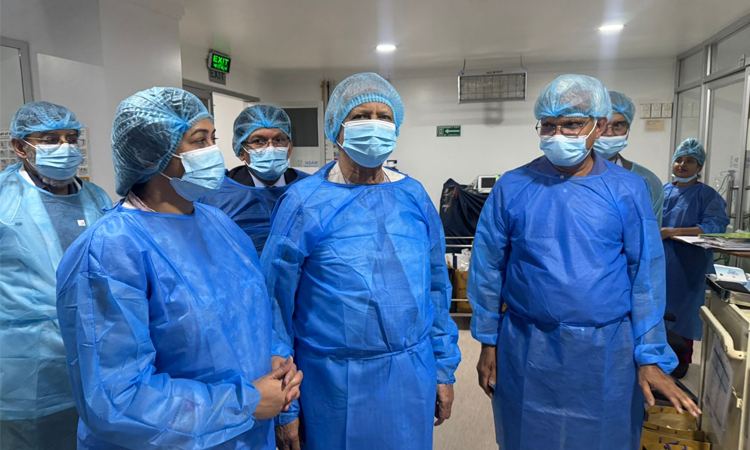 হাসপাতালে গিয়ে খালেদা জিয়ার স্বাস্থ্যের খোঁজ নিলেন প্রধান উপদেষ্টা