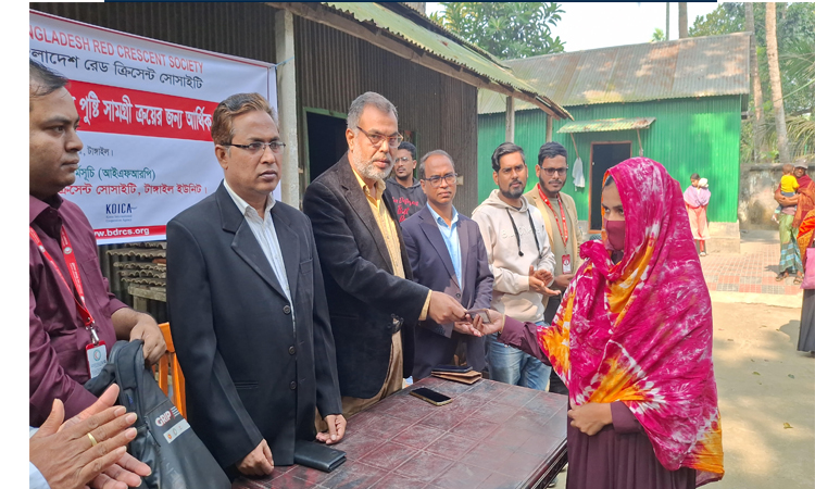 টাঙ্গাইলে গর্ভবতী ও দুগ্ধদানকারী নারীদের রেড ক্রিসেন্টের অর্থ সহায়তা