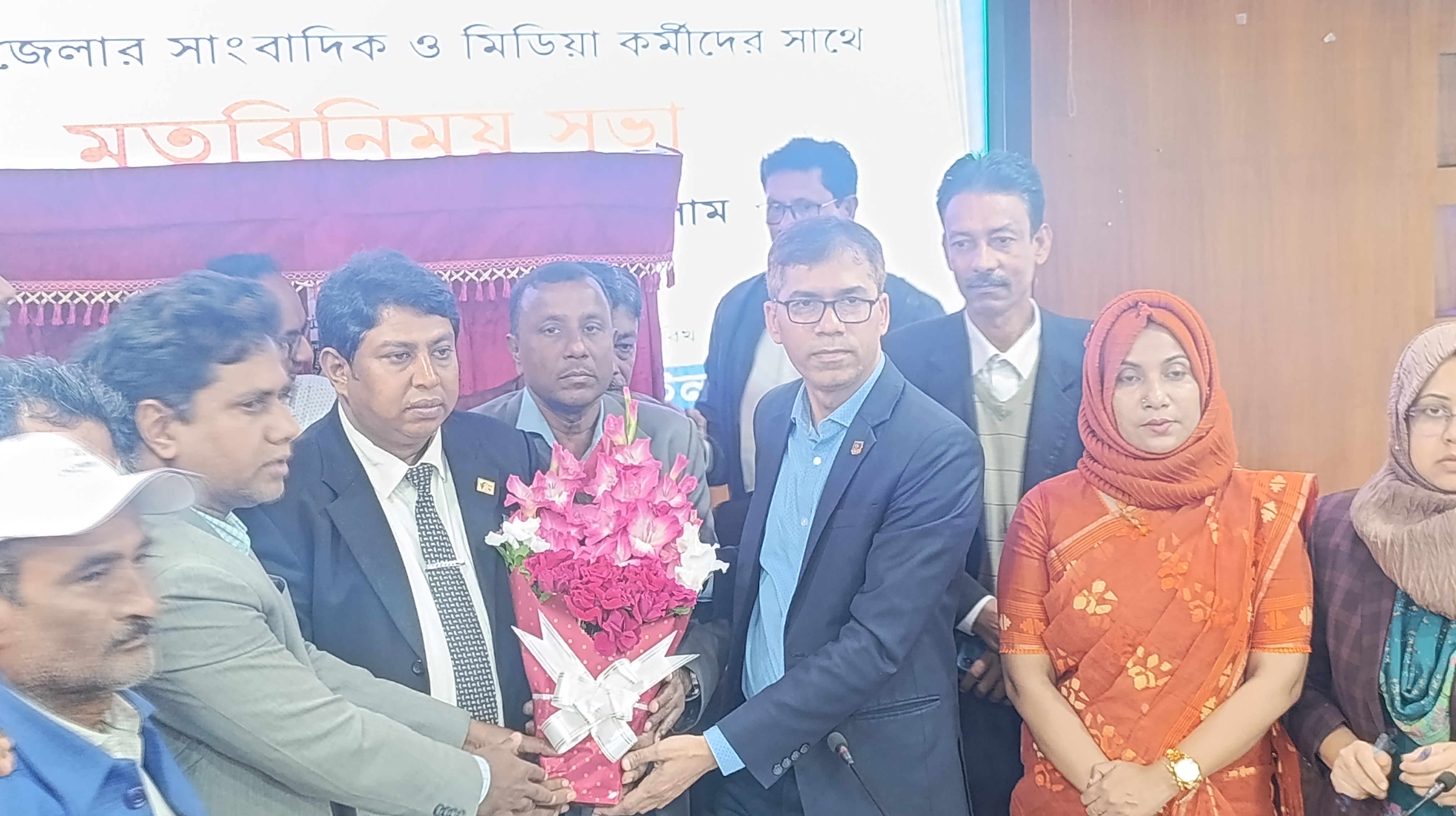 নড়াইলের সাংবাদিকদের সঙ্গে নবাগত ডিসির মতবিনিময়