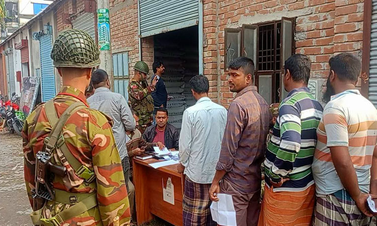 ঝিনাইদহে সেনা অভিযানে বিপুল পরিমাণ সার জব্দ