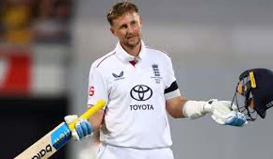 রুটের প্রথম সেঞ্চুরি ও স্টার্কের রেকর্ডের দিন ইংল্যান্ডের সংগ্রহ ৯ উইকেটে ৩২৫ রান