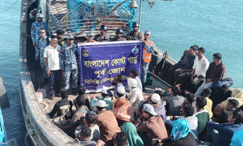 টেকনাফের শাহপরীতে ইঞ্জিন বিকল হওয়া যাত্রীবাহী বোটসহ ৪৫ জন উদ্ধার