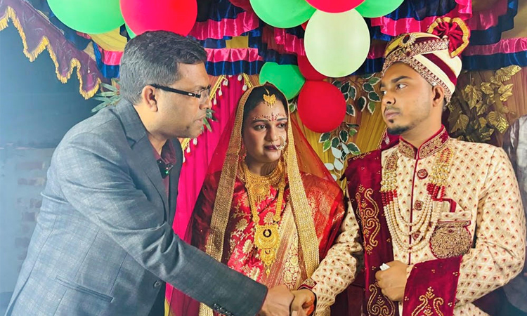 গাবতলীতে মহিলা দল নেত্রীর মেয়ের বিয়েতে আর্থিক সহায়তা দিলেন তারেক রহমান