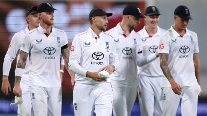 ইংলিশ ফিল্ডারদের ক্যাচ মিসের সুযোগে লিড অস্ট্রেলিয়ার