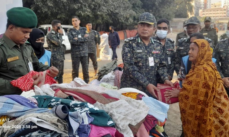 কড়াইল বস্তিতে অগ্নিকাণ্ডে ক্ষতিগ্রস্তদের আনসার ও ভিডিপি'র শীতবস্ত্র বিতরণ