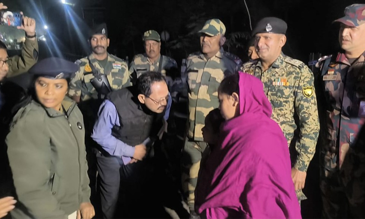 অন্তঃসত্ত্বা ভারতীয় নারী সোনালী খাতুনকে বিএসএফের কাছে হস্তান্তর করলো বিজিবি