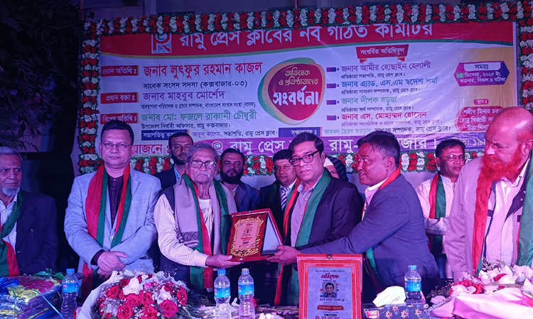 বাসস-এর ব্যবস্থাপনা পরিচালক ও প্রধান সম্পাদক মাহবুব মোর্শেদ প্রতিষ্ঠাতাদের হাতে ক্রেস্ট তুলে দিচ্ছেন।