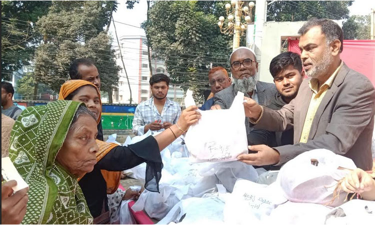 টাঙ্গাইলে সুবিধাবঞ্চিত শিশুদের মধ্যে শীতবস্ত্র বিতরণ