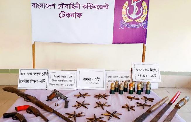 টেকনাফে নৌবাহিনীর অভিযানে বিপুল পরিমাণ দেশি-বিদেশি আগ্নেয়াস্ত্র উদ্ধার