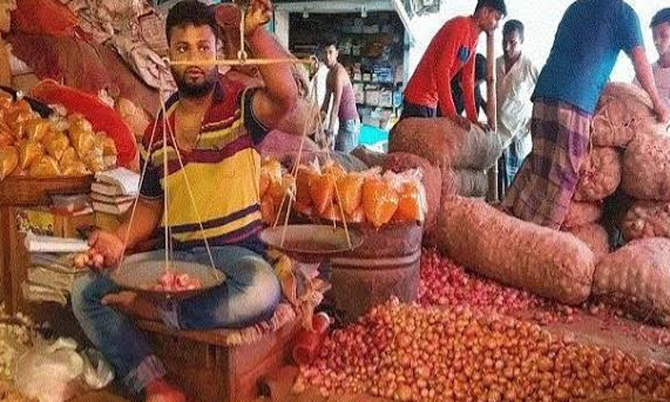 পেঁয়াজ আমদানির খবরে দিনাজপুরে দাম কমতে শুরু করেছে