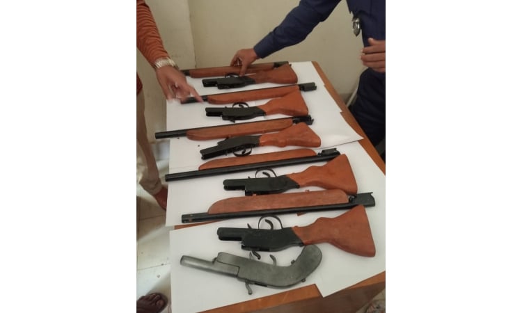 ৯৯৯ নম্বরে ফোনকলে কবর থেকে আগ্নেয়াস্ত্র উদ্ধার