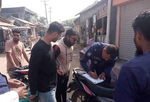 বরগুনায় নৌবাহিনী ও পুলিশের চেকপোস্ট অভিযান