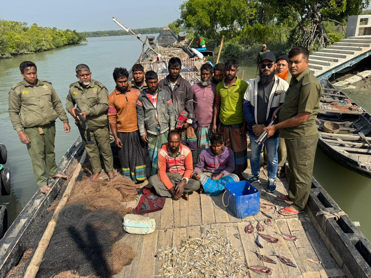 সুন্দরবনের গহীন অভয়ারণ্যে মাছ শিকারের অভিযোগে আটক ৭ 