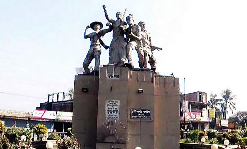 বারুদের গন্ধ উপেক্ষা করে কুমিল্লার মানুষ সেদিন মুক্তির আনন্দে মেতেছিল