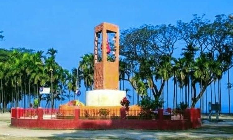 ৮ ডিসেম্বর চাঁদপুরে স্বাধীন বাংলাদেশের পতাকা উত্তোলন করা হয়