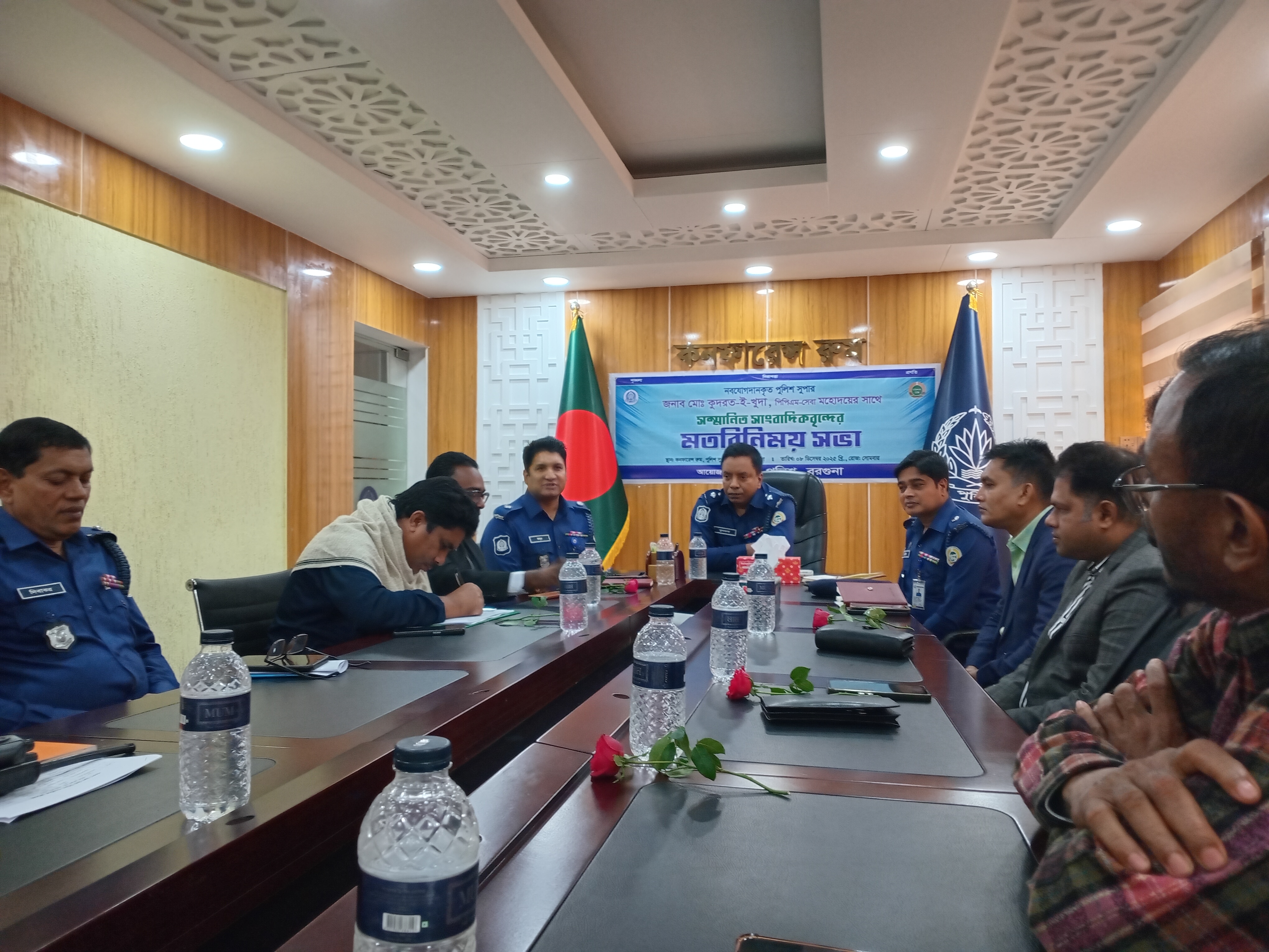 বরগুনায় সাংবাদিকদের সঙ্গে পুলিশ সুপারের মতবিনিময় সভা