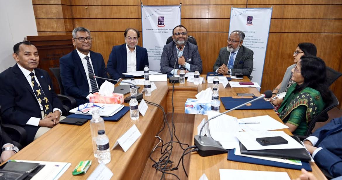 ঢাকা বিশ্ববিদ্যালয়ে জাতীয় নিরাপত্তা, জলবায়ু পরিবর্তন ও শ্রম অভিবাসন বিষয়ক সেমিনার অনুষ্ঠিত