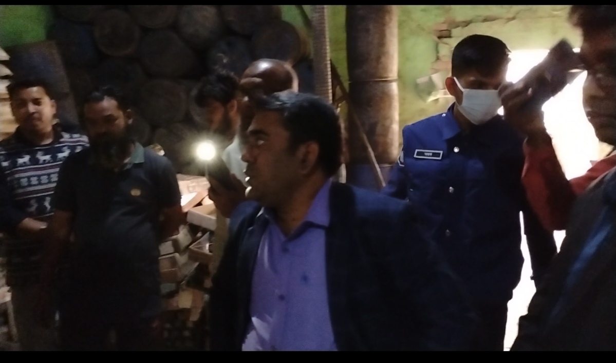 চুয়াডাঙ্গায় মেয়াদোত্তীর্ণ খাদ্য সামগ্রী সংরক্ষণ করায় জরিমানা