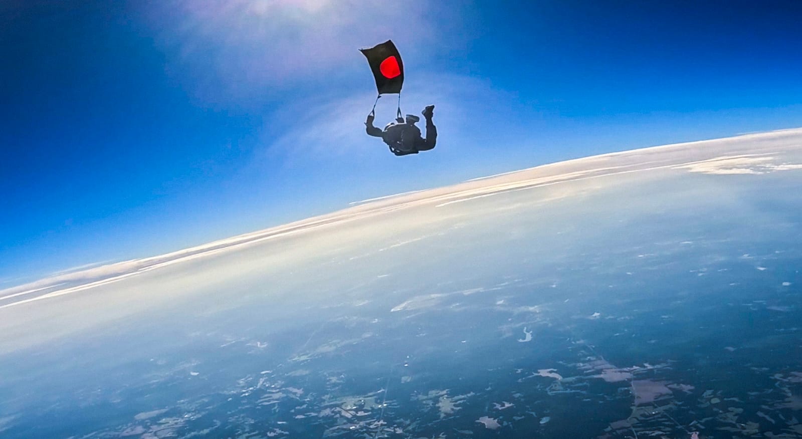 বিজয় দিবসে সর্বাধিক পতাকা হাতে প্যারাস্যুটিং, বিশ্বরেকর্ড গড়ার প্রত্যয় বাংলাদেশের