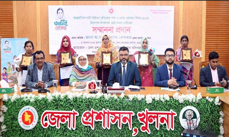 খুলনায় পাঁচ অদম্য নারী পেলেন সম্মাননা
