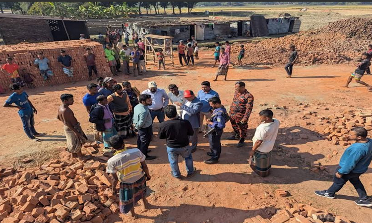 নেত্রকোণায় কৃষি জমির মাটি দিয়ে ইট তৈরি, ৪ ভাটাকে জরিমানা 