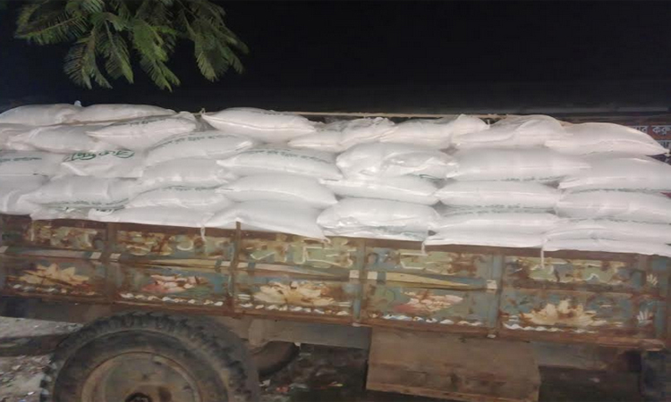 নওগাঁয় ১৬০ বস্তা সরকারি সার জব্দ