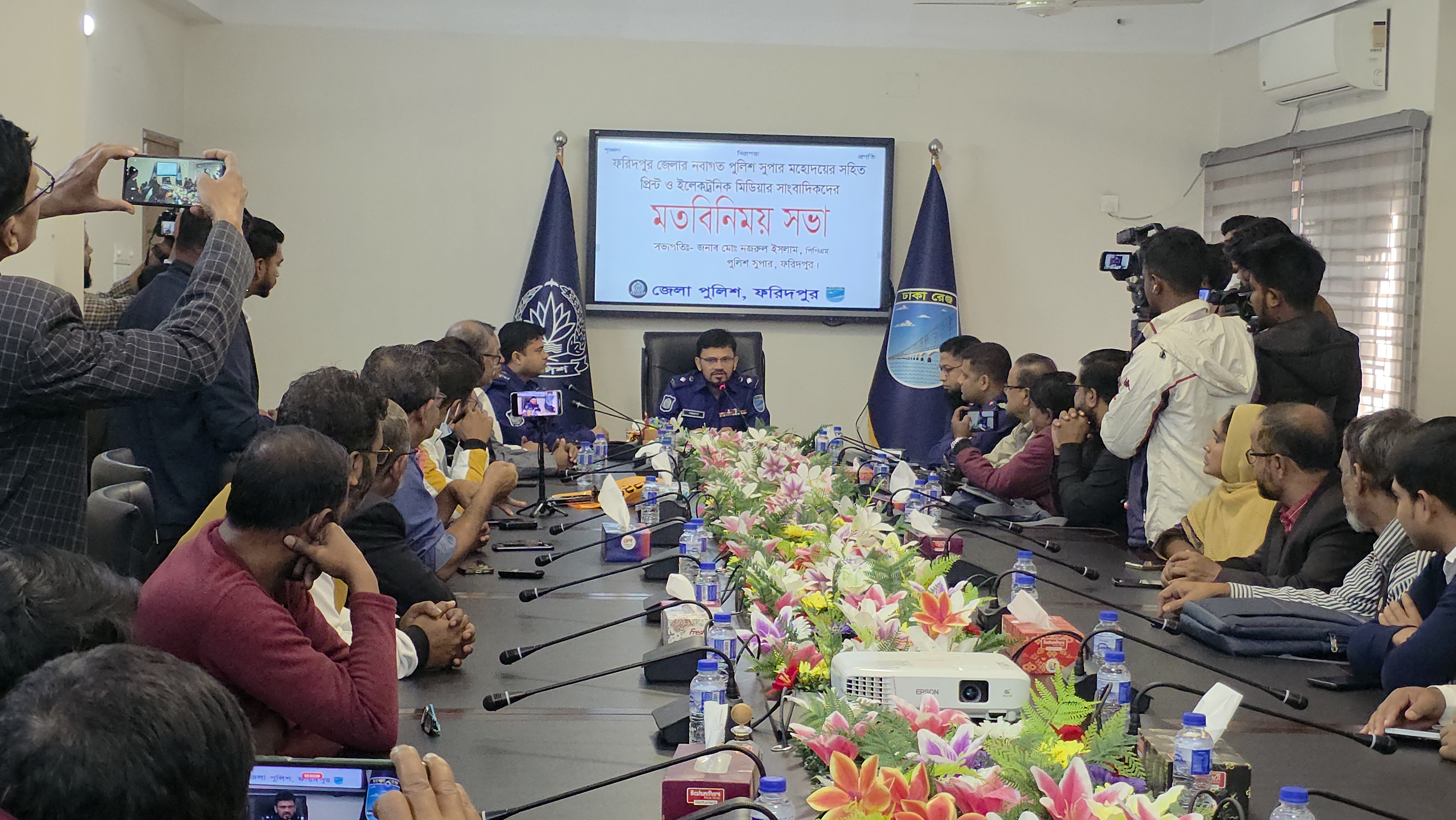 ফরিদপুরে সাংবাদিকদের সঙ্গে পুলিশ সুপারের মতবিনিময়