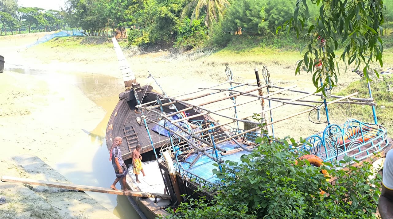 মিয়ানমারে পাচারকালে সিমেন্টবাহী নৌকাসহ আটক ২২
