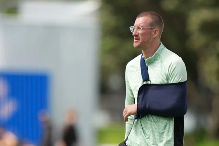 ওয়েলিংটন টেস্টের মাঝপথে ছিটকে গেলেন টিকনার