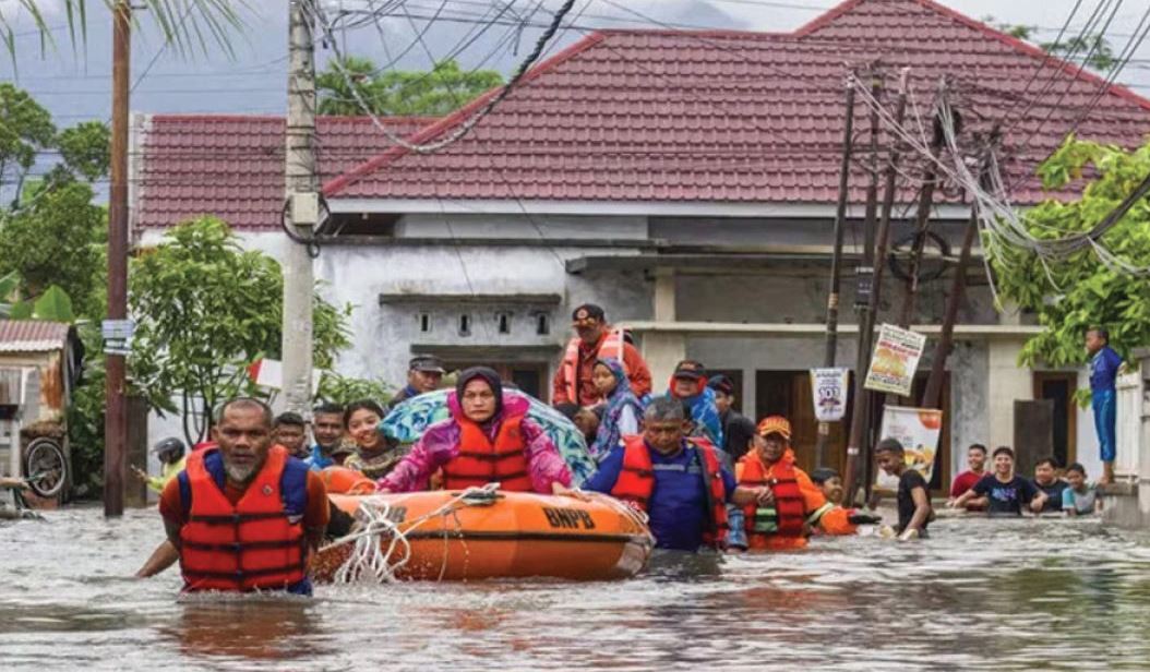 ইন্দোনেশিয়ায় বন্যায় মৃতের সংখ্যা বেড়ে প্রায় ১ হাজার