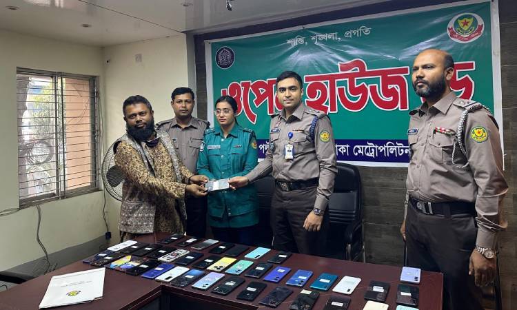 হারানো ৪৩টি মোবাইল উদ্ধার করে মালিককে ফিরিয়ে দিল পুলিশ