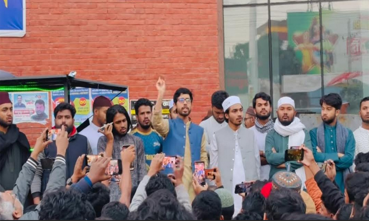 ওসমান হাদিকে গুলির প্রতিবাদে রাবি শিক্ষার্থীদের বিক্ষোভ সমাবেশ